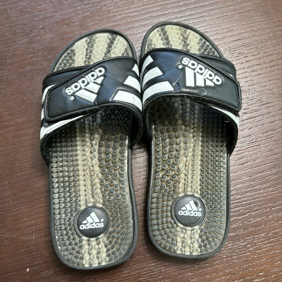Adidas Boys Slides size 5 - Picture 1 of 2